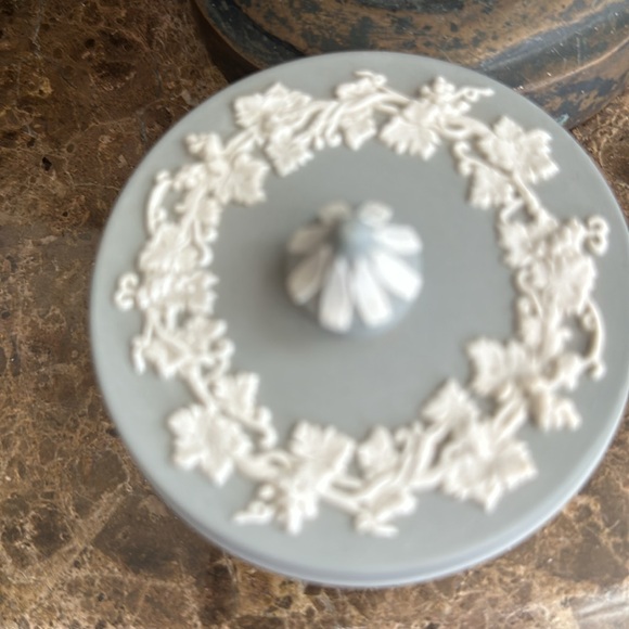 Westwood grey and white round box lovely top grapes and leaves trimming raised - Picture 5 of 14